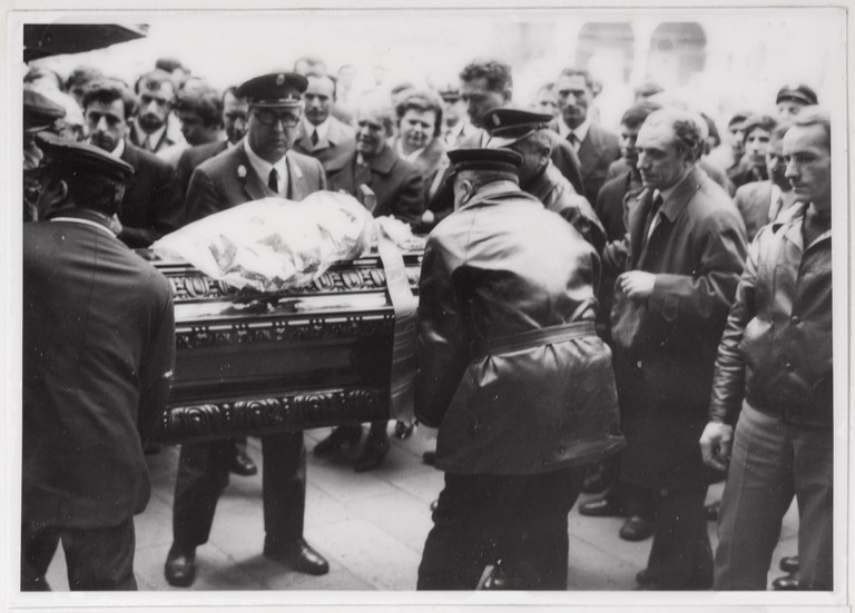 Gattatico-Reggio Emilia, 27-30 marzo 1970, Funerali di Alcide Cervi, uscita della bara di Alcide Cervi 